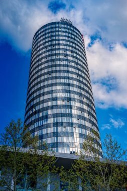 Intershop Tower Uniturm jena mavi gökyüzü ve bulutlar ile