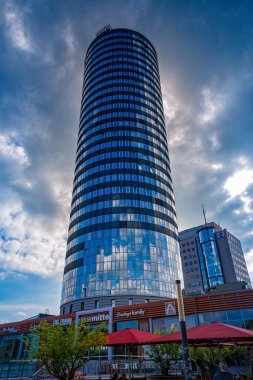 Intershop Tower Uniturm jena mavi gökyüzü ve bulutlar ile