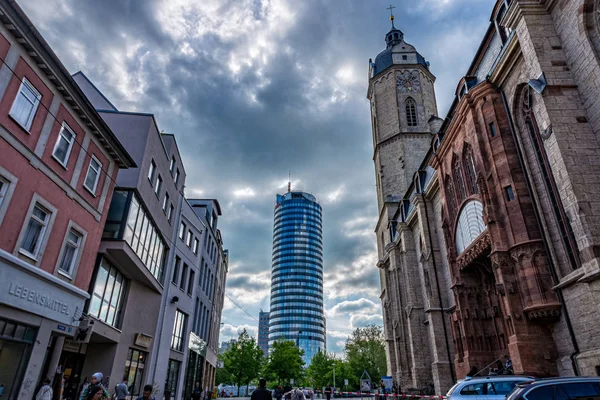 Stadtkirche st. michael und intershop turm uniturm in jena — Stockfoto