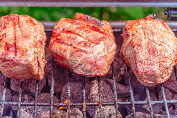 Bifes de carne na grelha — Fotografia de Stock