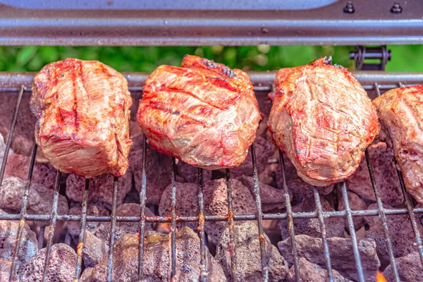 Bifes de carne na grelha — Fotografia de Stock