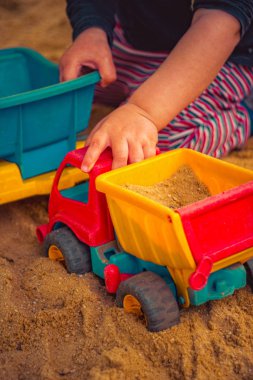 Çocuk kum oynuyor