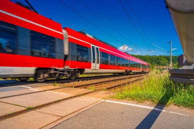 Tren sürücüleri bir demiryolu geçidini geçerek yüksek hızda