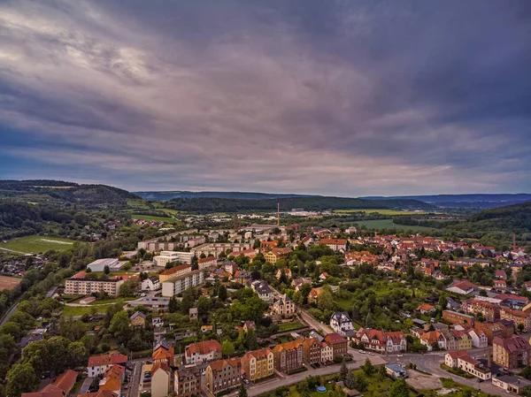 Város Kahla-Türingia Németországban naplementekor — Stock Fotó