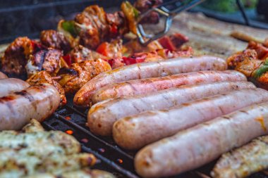 ızgara üzerinde shashlik ve pastırma ile Bratwurst