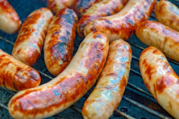 Kömür ızgara üzerinde Bratwurst