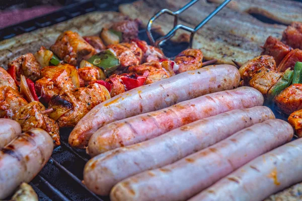 Bratwurst com shashlik e bacon na grelha — Fotografia de Stock