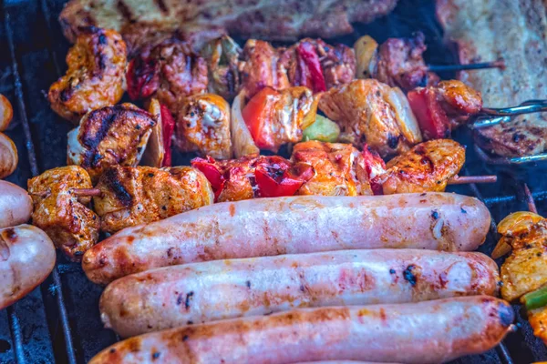 Bratwurst com shashlik e bacon na grelha — Fotografia de Stock