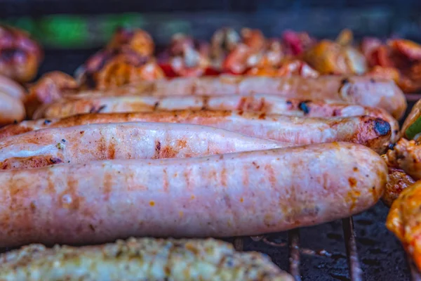 Bratwurst com shashlik e bacon na grelha — Fotografia de Stock