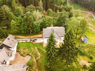 Saksonya 'da Altenberg' de kayak yamacında bir köşk.