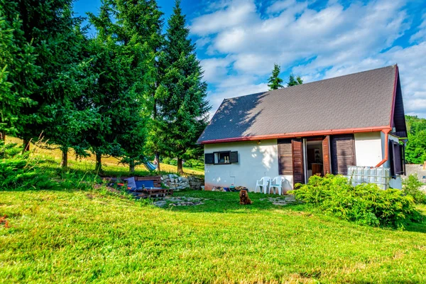 Небольшой садовый домик с уютной зоной барбекю — стоковое фото