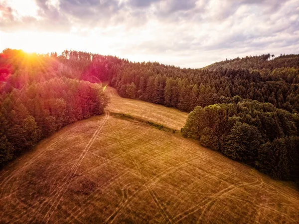 Západ slunce nad polem v České republice — Stock fotografie