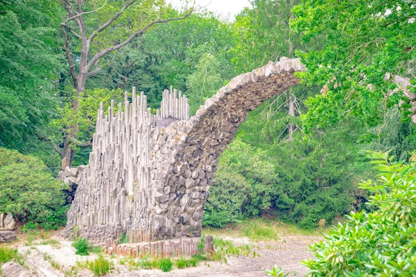 Rakotz-Brücke, Azaleen und Rhododendron-Park in Kromlau — Stockfoto