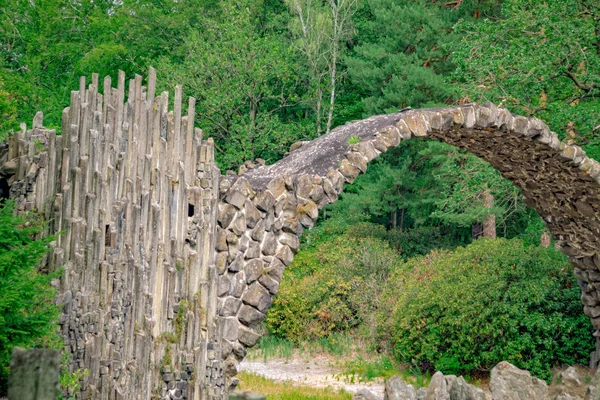 Rakotz-Brücke, Azaleen und Rhododendron-Park in Kromlau — Stockfoto