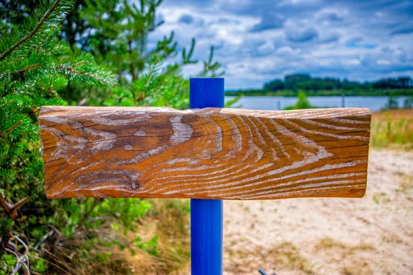 Dřevěný nápis na cestě na pláž — Stock fotografie