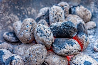 Izgarada parlayan kömür mangal için hazır.