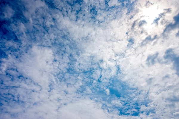 White clouds in the blue sky — Stock Photo, Image