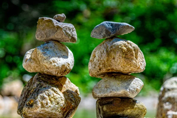 Skládané kameny vedle horského jezera — Stock fotografie