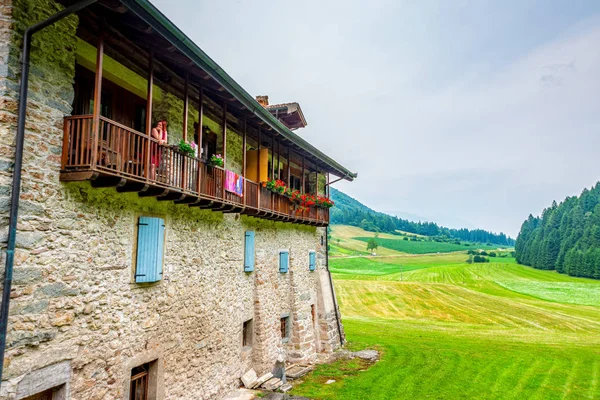 Casa residencial en Ballino en Tirol del Sur en Italia en verano — Foto de Stock