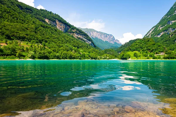 Garda Gölü yakınlarındaki İtalya'da Güney Tirol'de Tenno Gölü