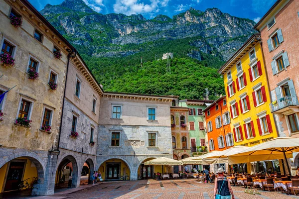 Riva del Garda İtalya'da Garda Gölü üzerinde