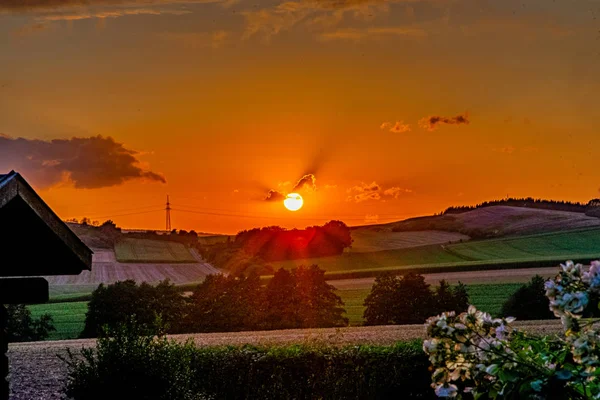 Západ slunce v Dolní Sasko nad polem — Stock fotografie