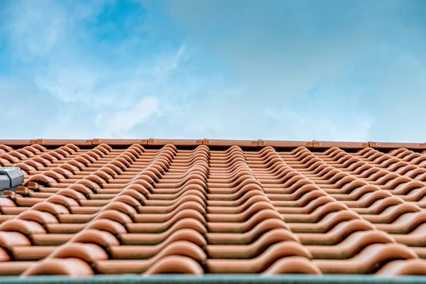 Red roof tiles on a house with blue summer sky — Stock Photo, Image