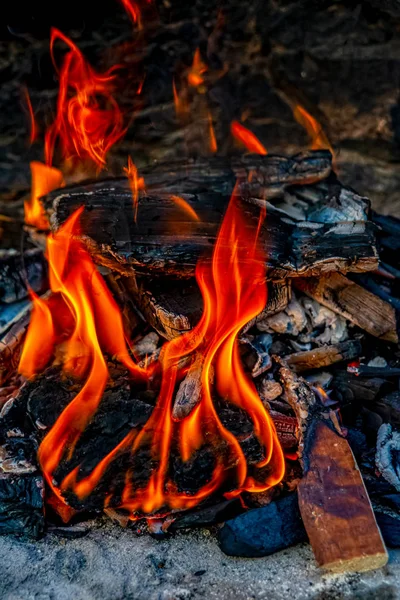 炭火焼きの赤い炎 — ストック写真