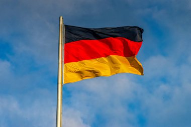 Almanya bayrak direğinde dalgalanan siyah kırmızı altın bayrağı