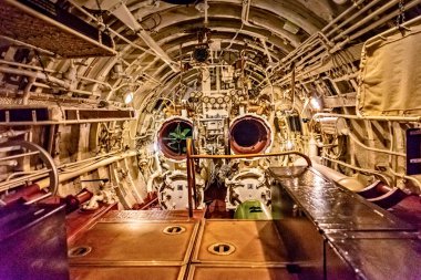 2. Dünya Savaşı 'ndan kalma bir denizaltının içi.