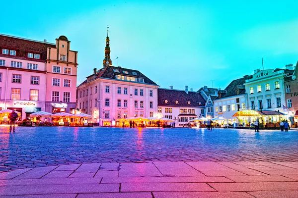 Plaza del Mercado por la noche desde Tallin en Estonia —  Fotos de Stock