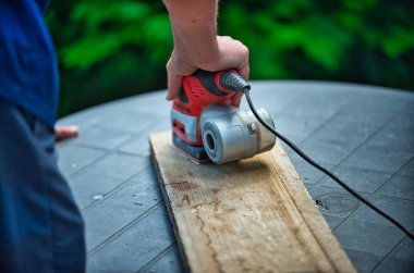 El ahşap tahtası öğütme makinesiyle işlenir.