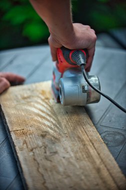 El ahşap tahtası öğütme makinesiyle işlenir.