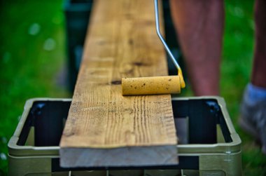 Sarı boyalı, parlak ahşap tahta.