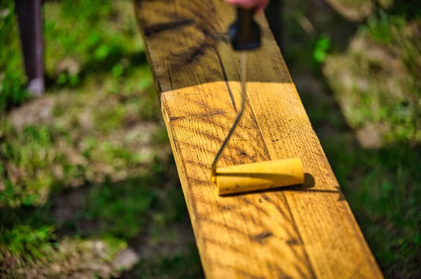 Glazura Drewniana Deska Żółtą Farbą — Zdjęcie stockowe