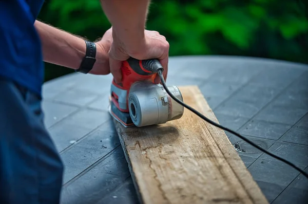 Hand wooden board is processed with a grinding machine — Stock Image Hand Wooden Board Processed Grinding Machine Stock Image