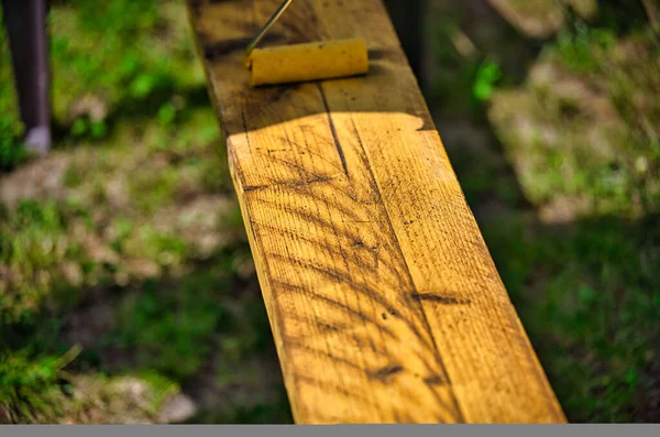 Glazuur Houten Plank Met Gele Verf — Stockfoto