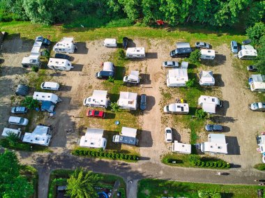 Kamp alanında karavan atışları.