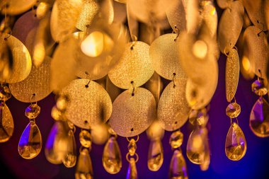 Farklı cam elmaslarla parıldayan oturma odası lambası