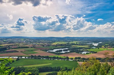Wittekindsburg 'un aşağısındaki manzaraya bak.