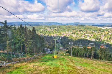 Hahnenklee 'deki Aşağı Saksonya' nın Harz Dağları 'ndaki Bocksberg' den şehre bakın.