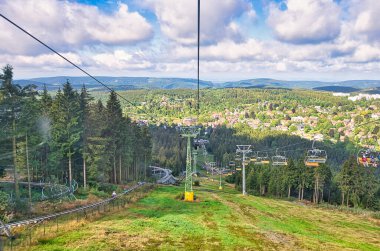 Hahnenklee 'deki Aşağı Saksonya' nın Harz Dağları 'ndaki Bocksberg' den şehre bakın.