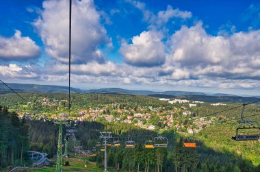 Hahnenklee 'deki Aşağı Saksonya' nın Harz Dağları 'ndaki Bocksberg' den şehre bakın.