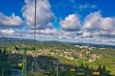 Hahnenklee 'deki Aşağı Saksonya' nın Harz Dağları 'ndaki Bocksberg' den şehre bakın.