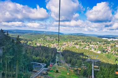 Hahnenklee 'deki Aşağı Saksonya' nın Harz Dağları 'ndaki Bocksberg' den şehre bakın.
