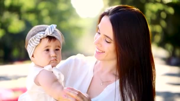 Madre Con Niña Meses Pasar Tiempo Parque — Vídeos de Stock