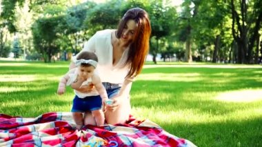 8 ay bebek kız annesiyle bir parkta zaman harcamak