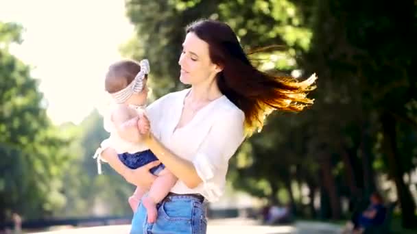 母亲与8月女婴花时间在公园里 — 图库视频影像