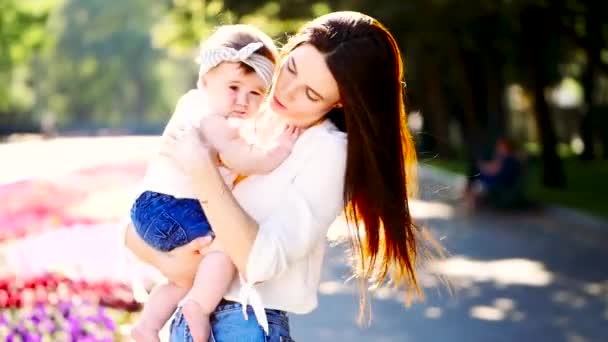 母亲与8月女婴花时间在公园里 — 图库视频影像