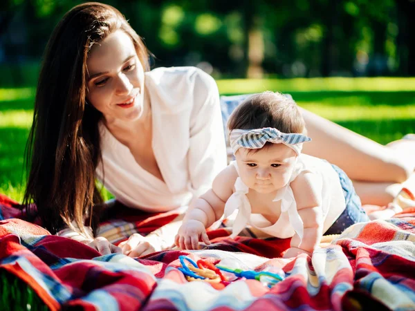 Mãe Com Meses Bebê Menina Passar Tempo Parque — Fotografia de Stock